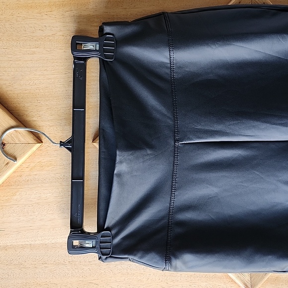 Suzy Shier faux-leather leggings - Picture 4 of 5